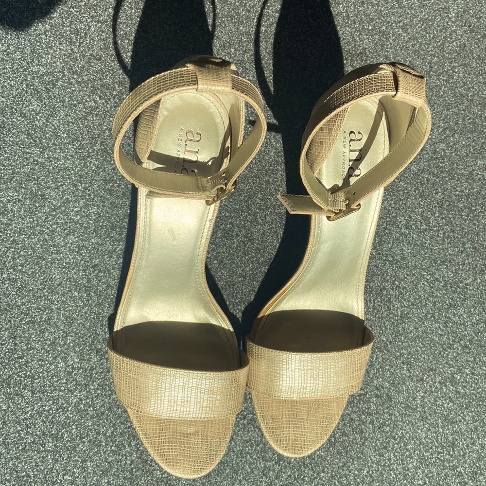 a.n.a A NEW APPROACH Size 10 gold tone shoes